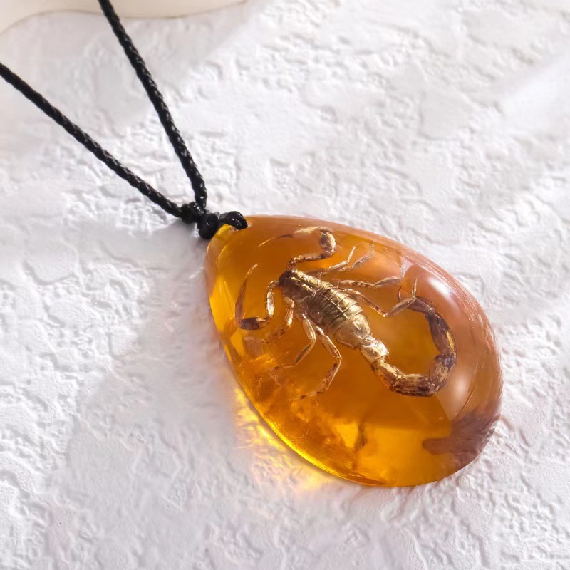 Resin Art Necklace - Retro Naszyjnik z Bursztynu z Zawieszką