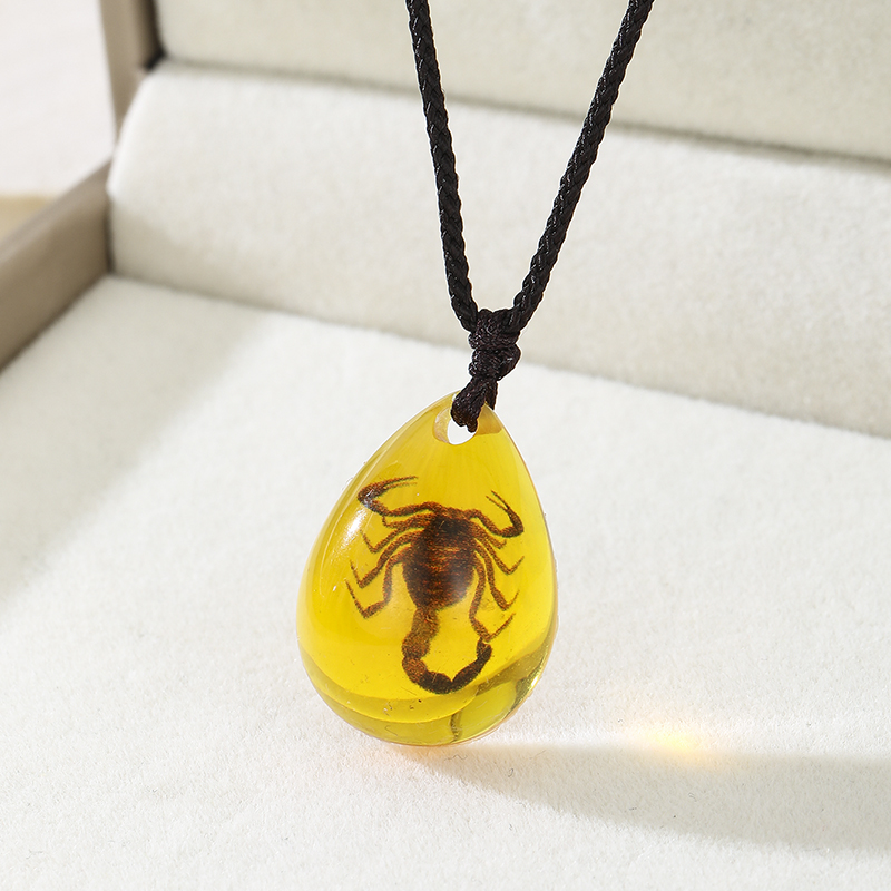 Retro Naszyjnik z Bursztynu z  – Resin Art Necklace recenzja i cena